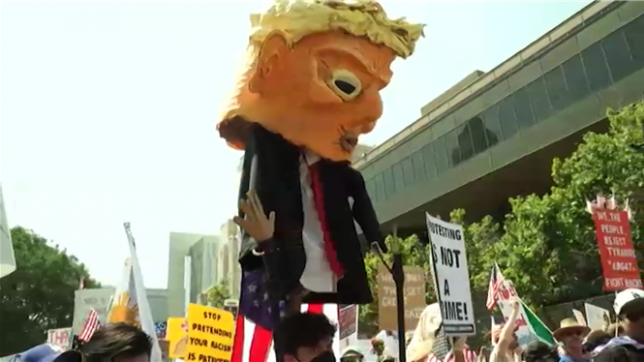 Donald Trump s’est montré ravi de la grande parade militaire dont il avait rêvé, samedi à Washington lors d’une journée marquée par d’importantes manifestations contre sa politique à travers les États-Unis.