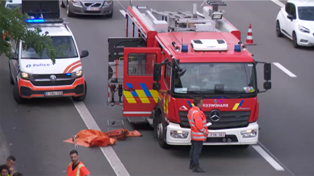 Une voiture avec cinq occupants s’est écrasée contre un pilier du pont à Wezembeek-Oppem ce dimanche matin, une personne a perdu la vie, deux autres sont dans un état critique.
