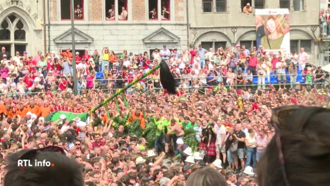 C'est sans doute le plus beau dimanche de l'année pour les Montois. après la procession ce matin a lieu en ce moment le point d'orgue des festivités du Doudou. C'est le traditionnel combat entre le bien et le mal, entre Saint Georges et le dragon sur la grand'place de Mons, baignée par le soleil.