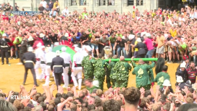 En direct de la Grand'Place de Mons, Arnaud Toussait nous fait vivre l'ambiance qui règne alors que Saint-Georges tente de vaincre le dragon. Plus de 100.000 personnes sont rassemblées pour vivre cet incontournable du folklore montois.