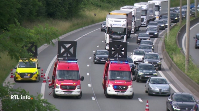 L'accident s'est produit tôt ce matin à Wezembeek-Oppem. Un véhicule avec cinq occupants de la même famille a percuté un pilier de pont. La grand-mère n'a pas survécu au choc. Le père de famille et un des enfants se trouvent dans un état critique. Une partie du ring a été bloqué durant deux heures.