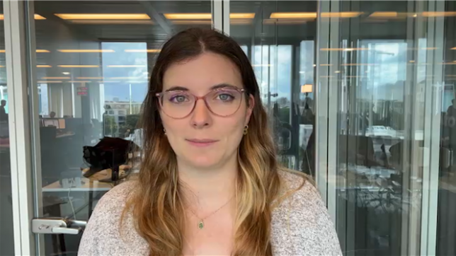 Laura travaille en temps plein dans une entreprise privée. Elle aimerait entreprendre une formation dans un autre domaine, mais ne sait pas si elle en a le droit. Que dit la loi ?