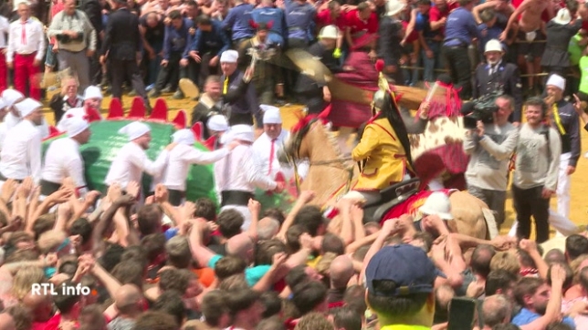 C'est sans doute le plus beau dimanche de l'année pour les Montois. Peu après 13 heures et sans surprise, Saint-Georges a vaincu le dragon sur une grand'place noire de monde. Après trois bris de lance, l'utilisation d'un sabre et trois coups de pistolet, la bête s'est effondrée.