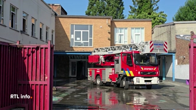 Le feu a pris dans la cuisine. Une dizaine de classes sont inutilisables à cause des dégâts des eaux. La directrice et la commune cherchent une solution pour trouver d'autres locaux en urgence.