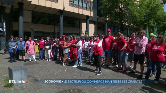 Les syndicats du secteur du commerce ont manifesté ce matin devant le ministère de l'emploi. Ils sont inquiets pour leur secteur et sont opposés à certaines mesures du gouvernement, qui, disent-ils, vont rendre leurs conditions de vie plus pénibles. Quelles sont les craintes des travailleurs ?