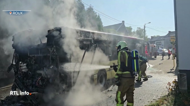 Un bus a pris feu à Roux ce matin. Par chance, il n'y a pas de blessés. Le chauffeur a rapidement fait évacuer les passagers avant que le véhicule ne prenne feu. Les pompiers étaient déjà en intervention à quelques mètres de là et ont pu éteindre les flammes rapidement.