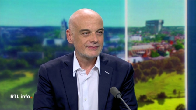 On retrouve en plateau le Dr Christophe Van Geem qui donne ses conseils pour prendre soin de ses oreilles durant les grandes vacances.