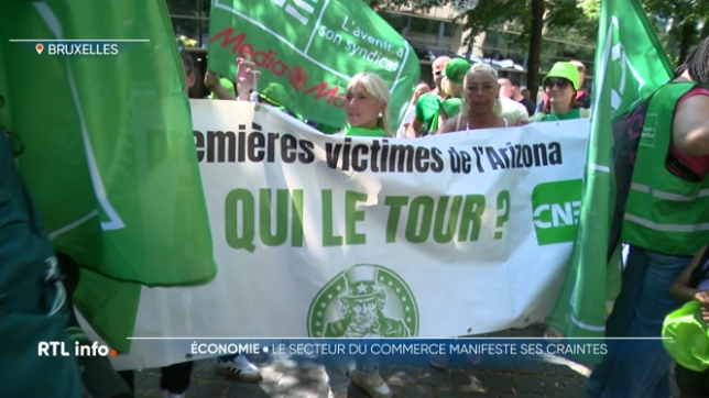 Les syndicats du secteur du commerce ont manifesté ce matin devant le ministère de l'emploi. Ils sont inquiets pour leur secteur et sont opposés à certaines mesures du gouvernement, qui, disent-ils, vont rendre leurs conditions de vie plus pénibles. Quelles sont les craintes des travailleurs ?
