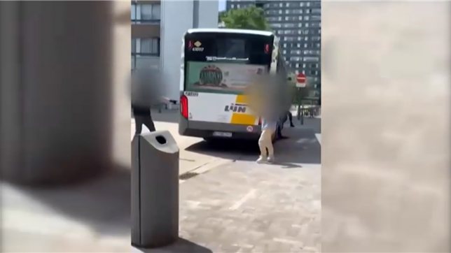 L'arrestation de l’homme qui a tué un homme et fait deux blessés dans un bus De Li filmée par un témoin