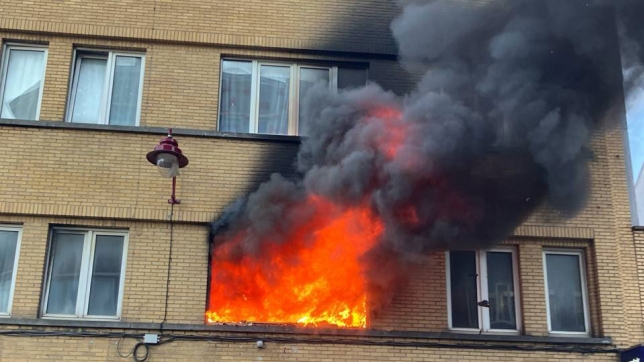 Le feu a nécessité l’intervention de nombreux pompiers avant d’être éteint.