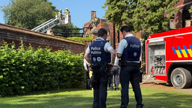Des policiers devant le manoir