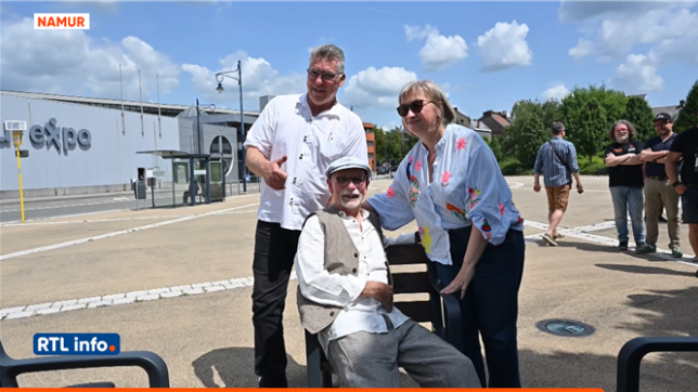 Un ancien batteur d'AC/DC à Namur pour venir admirer une chaise gravée à son nom