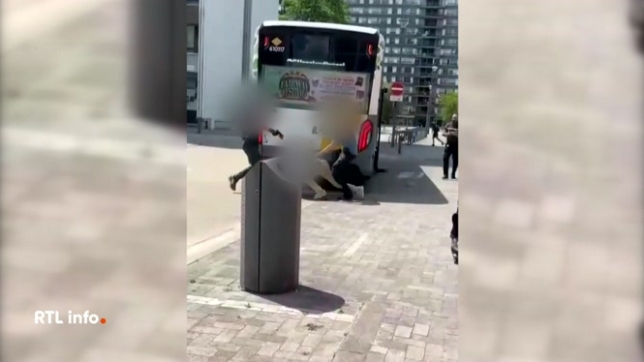 Le parquet d'Anvers a confirmé aujourd'hui que l'homme qui a agressé plusieurs personnes dans un bus De Lijn à Anvers a été placé sous mandat d'arrêt. On ne connait pas ses motivations.