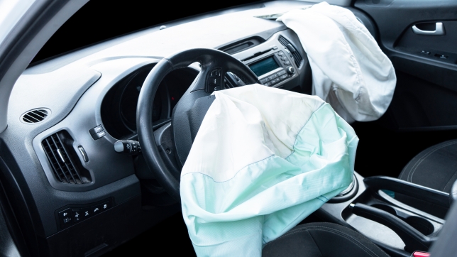 Un airbag se déclenche dans une voiture.
