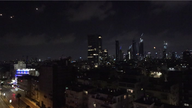 La défense antiaérienne en action face aux missiles iraniens, Trump appelle à la reddition de l'Iran