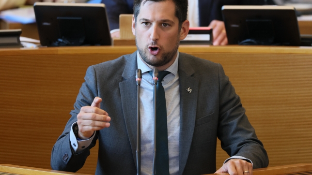 Le ministre-président de la Wallonie, Adrien Dolimont, lors d’une séance plénière du Parlement wallon à Namur, mercredi 14 mai 2025.