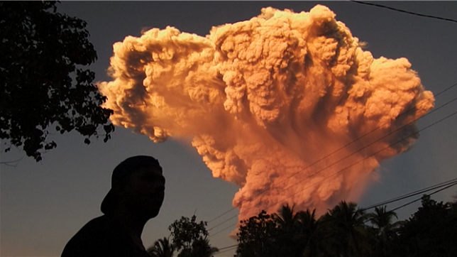 Impressionnante fumée orange après l'éruption d'un volcan en Indonésie
