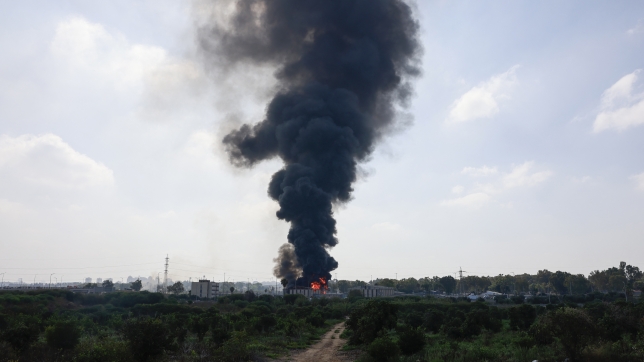 De la fumée s’échappe d’un immeuble en feu à Herzliya, près de Tel Aviv, suite à un nouveau tir de roquettes iraniennes, le 17 juin 2025.