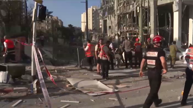 Des missiles iraniens frappent Israël : violentes explosions à Tel-Aviv et Jérusalem, sirènes d’alerte en cascade et impacts signalés, dont sur un hôpital.