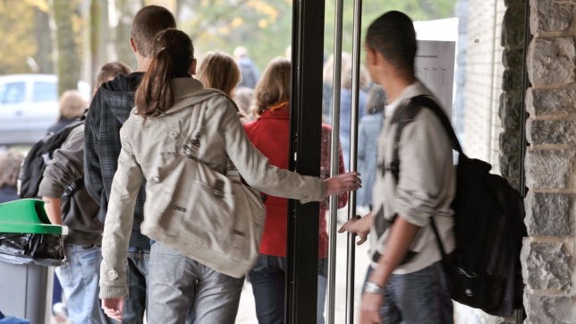 Enseignement secondaire traditionel ecole professeur eleve etudiant jeune adolescent gymnastique sport cours enfants classe