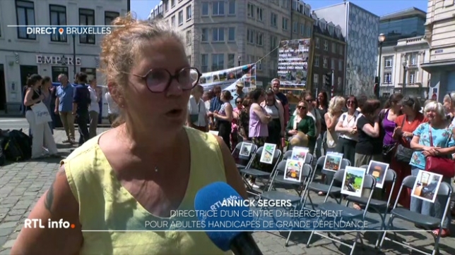 Le secteur du handicap manifeste à Bruxelles et demande des décisions poltiques urgentes. Dans la région bruxelloise, il n'y a toujours pas de gouvernement. Les subsides pour les associations et entreprises liées au handicap sont donc gelés.