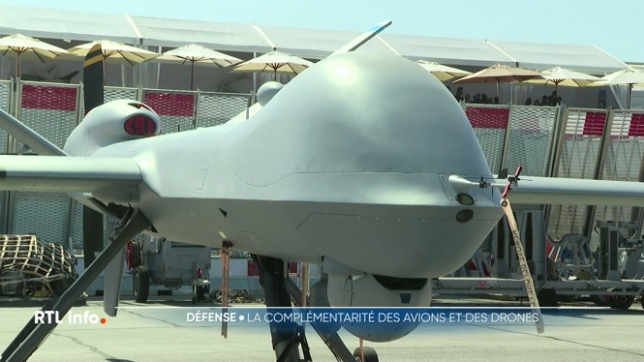 L'Europe veut renforcer sa défense et être moins dépendante des Américains. Et ça passera notamment par les avions et les drones, 2 types d'appareils de plus en plus sophistiqués et amenés même à voler ensemble. C'est ce qu'ont pu constater nos envoyés spéciaux au salon du Bourget, en France.