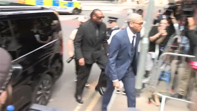 Le chanteur américain Chris Brown comparaît ce vendredi 20 juin devant un tribunal londonien, où il est poursuivi pour des coups et blessures volontaires lors d’un incident survenu en 2023 dans une boîte de nuit huppée de Londres.