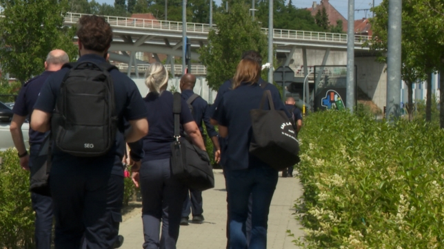 La porte d’entrée principale de la prison se situe à une distance d’environ 500m du parking du personnel.
