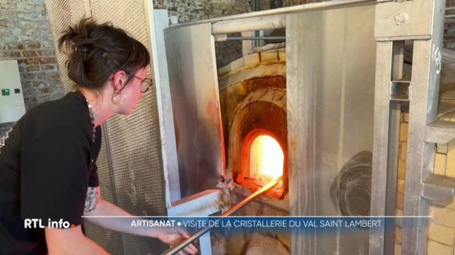 La Cristallerie du Val Saint-Lambert, fondée en 1826 et dernière en activité en Belgique, nous ouvre ses portes pour dévoiler son savoir-faire artisanal. Découverte des différentes étapes de fabrication avec Lise Cassoth.
