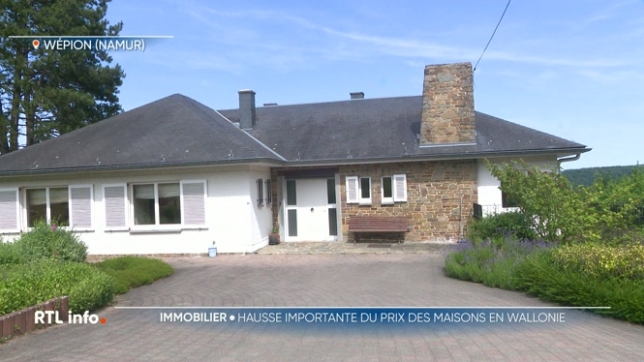 Le prix médian des maisons et appartements en Wallonie a fortement augmenté depuis l'année dernière, avec une hausse allant jusqu'à 15 % pour une maison quatre façades. Cette augmentation serait directement liée à la réduction des droits d'enregistrement en début d’année.