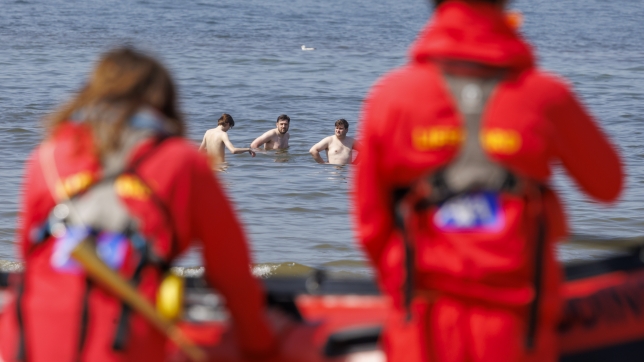 Des sauveteurs sur une plage de Knokke.