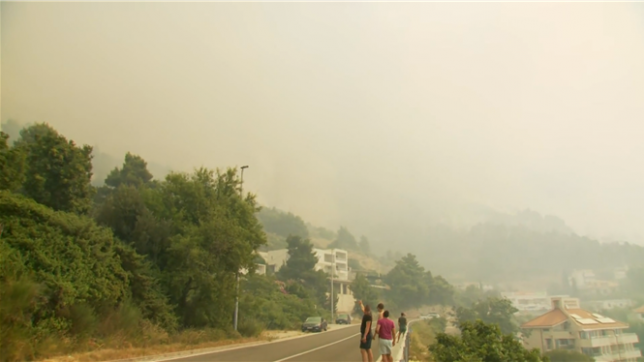 Un violent incendie de végétation fait actuellement rage sur la côte adriatique en Croatie, entraînant le départ de nombreux touristes. Plusieurs stations balnéaires populaires ont été touchées. Une partie de l'autoroute longeant la côte entre les villes d'Omis et de Dubce a également dû être fermée, ont rapporté les médias croates. Aucun blessé n'est à déplorer pour l'instant.