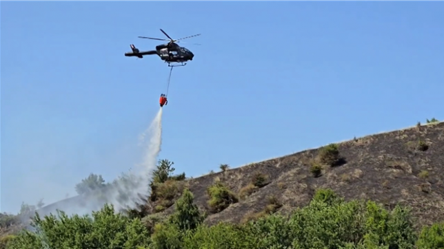 Feu de terril à Dampremy: largage d'eau en cours par un hélicoptère de la police fédérale.
