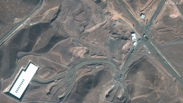 Cette image satellite montre des camions de marchandises stationnés près d’une entrée souterraine de l’usine iranienne d’enrichissement de combustible de Fordo.