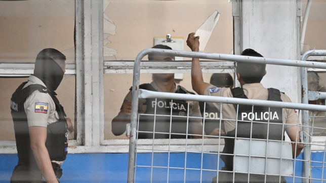 Des policiers à la prison de Guayaquil en Équateur.