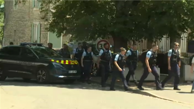 Il y a eu des coups de feu vers 4h30, témoigne un riverain de la salle des fêtes de Goult (Vaucluse) après que deux personnes ont trouvé la mort dans une fête de mariage, dont la mariée. Trois autres personnes ont été grièvement blessées, à la suite de tirs par des hommes armés et cagoulés.