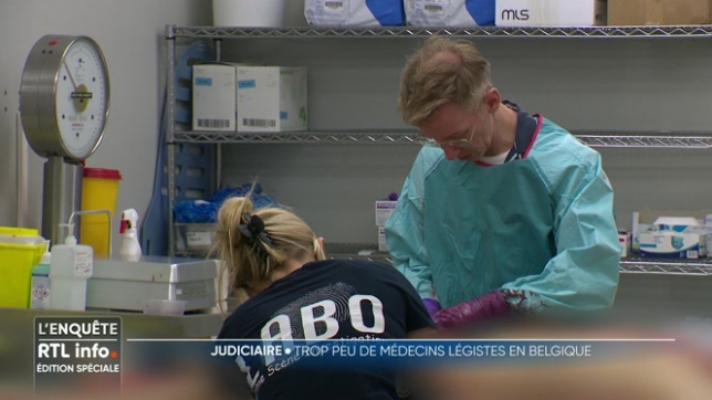 Les médecins légistes seraient trop peu nombreux en Belgique. A un point tel que certains crimes ne pourraient être élucidés ou passeraient carrément inaperçus. Mais est-ce bien la réalité ? Et comment en est-on arrivé à cette situation ?
