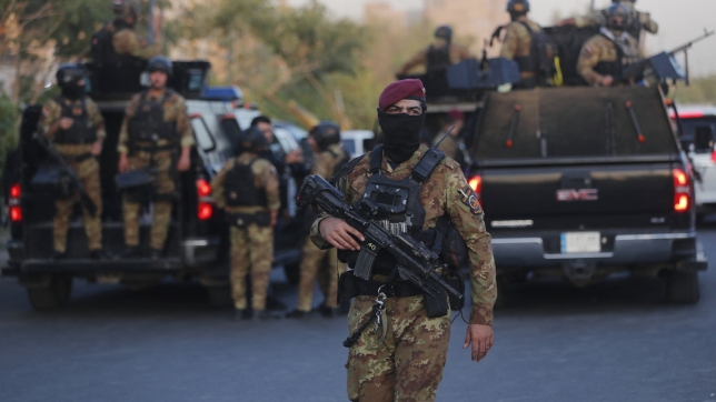 Members of the Popular Mobilization Forces lift flags as they line up during the funeral procession for Hussein Khalil, who was a bodyguard for Lebanon’s slain Hezbollah leader, his son Mahdi Khalil, and Iraqi commander Haider al-Moussawi from Kataeb Sayyed Al-Shuhada, in Baghdad on June 22, 2025. Khalil, commonly known as Abu Ali, was killed in Iran near the Iraqi border on June 21, a Hezbollah official told AFP on condition of anonymity, with an Iraqi border guard officer adding that Khalil and a member of an Iraqi armed group were killed by « an Israeli drone strike » after crossing into the neighbouring country. (Photo by AHMAD AL-RUBAYE / AFP)