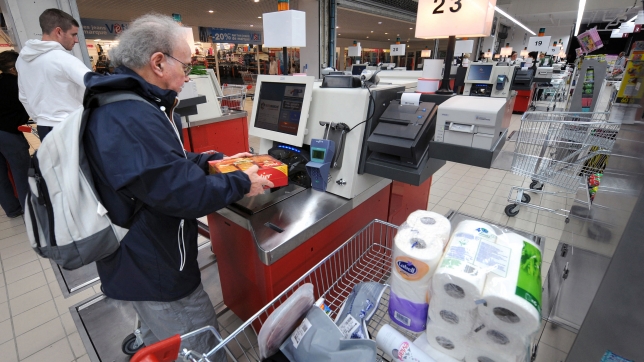 Photo prise le 05 septembre 2008 de clients d'un hypermarché rennais scannant leurs achats à l'une des caisse automatique de la grande surface. Cet hypermarché a généralisé depuis cet été les caisses automatiques, sans difficultés apparentes pour les consommateurs mais sous le regard inquiet des défenseurs du métier de caissière. 40 des 48 caisses ont été automatisées à la faveur d'un agrandissement du magasin, et fonctionnent désormais sous le regard d'une hôtesse qui supervise 4 caisses à la fois. AFP PHOTO MARCEL MOCHET (Photo by MARCEL MOCHET / AFP)