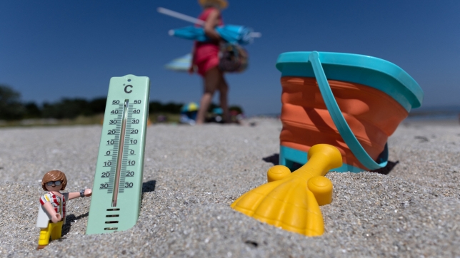 This photograph shows a thermometer indicating a temperature of 35 degrees Celsius at the beach of Ile-Tudy in Combrit, western France on June 18, 2025. Temperatures will rise significantly in France in the coming days up to 38 degrees Celsius, a heat wave that will reach its peak on June 21, 2025 before a cooling expected the following day, France’s weather service Meteo-France announced. (Photo by Fred TANNEAU / AFP)