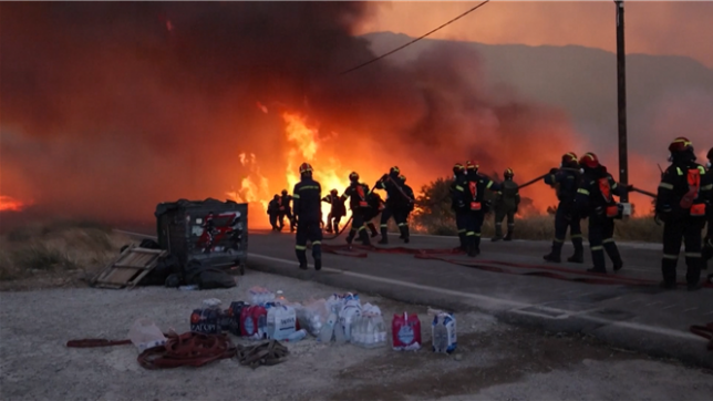 Impressionnantes flammes sur une île grecque en proie aux incendies