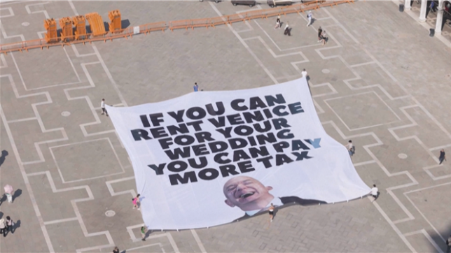 Si tu loues Venise, paie plus de taxes: des militants affichent une banderole contre la tenue du mariage de Jeff Bezos en Italie