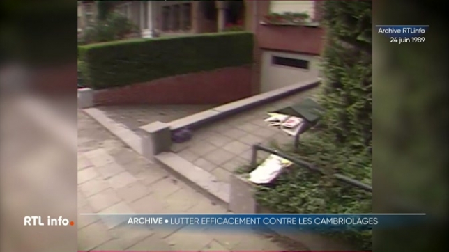 Ce reportage de 1989 concernait la prévention contre les vols pendant les vacances. Un sujet qui vous montre tout ce qu'il ne faut pas faire. Notre équipe à l'époque s'est mise dans la peau d'un cambrioleur.