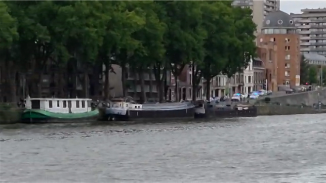 De nombreux véhicules de police étaient présents devant le CHU de Liège durant l’après-midi. Un individu a été appréhendé par les forces de police.