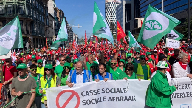 Des milliers de manifestants dénoncent les mesures du fédéral