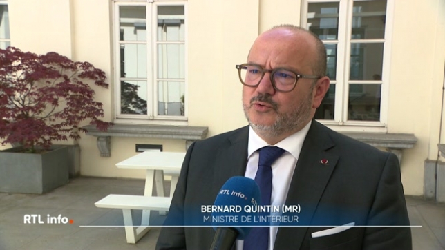 Deux personnes, un policier belge et un occupant d'un véhicule poursuivi par les forces de l'ordre, sont décédées sur une route en France, à hauteur d'Angevilliers (Moselle), percutés par une autre voiture. La justice française a ouvert une enquête. Le point avec Christophe Clément.