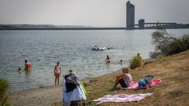 Des personnes profitent de la plage Espace-Fun au lac de la Plate-Taille.