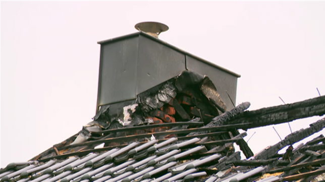 À Pont-à-Celles, dans le Hainaut, la foudre a provoqué un début d’incendie dans une habitation peu avant 1h du matin. Le sinistre a pu être rapidement maîtrisé. Il n’y a aucune victime. À Beaumont et La Louvière, les pompiers ont dû se rendre sur le terrain pour tronçonner des arbres tombés sur la voirie. A Mouscron, les pompiers ont été appelés pour quelques petites inondations.
