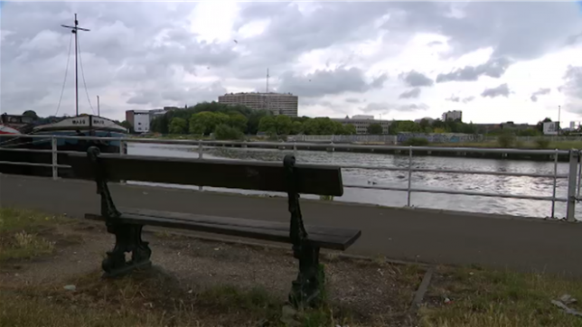 Deux personnes sont tombées dans le canal de Bruxelles, à Anderlecht, à la suite d’une altercation, a indiqué la zone de police Bruxelles Midi. L’une des victimes a été repêchée et emmenée à l’hôpital, bien que ses jours ne soient pas en danger. Le corps sans vie de la deuxième victime a été retrouvé vers 11h.