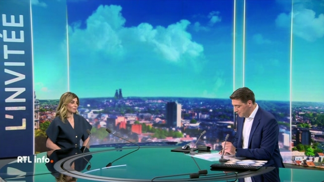 Invitée du RTL info 13h., la chanteuse Julie Zenatti présentera son spectacle prochainement dans plusieurs églises de Wallonie.